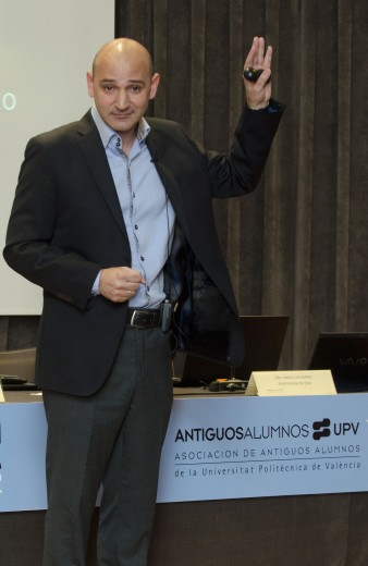 blue-red-Javier-Carril-en-su-ponencia